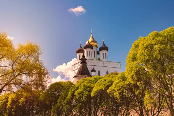 阳光明媚的日子在俄罗斯的教堂 — 图库照片