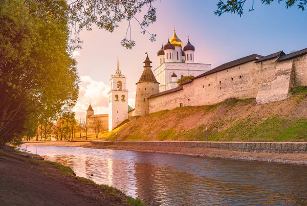 Igreja de Pskov e kremlin com céu nublado azul — Fotografia de Stock