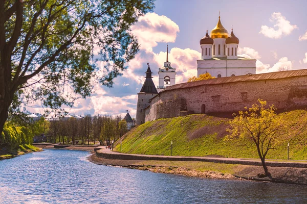 Igreja de Pskov e kremlin com céu nublado azul — Fotografia de Stock