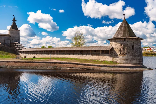普斯科夫克里姆林宫塔与蓝色多云的天空 — 图库照片