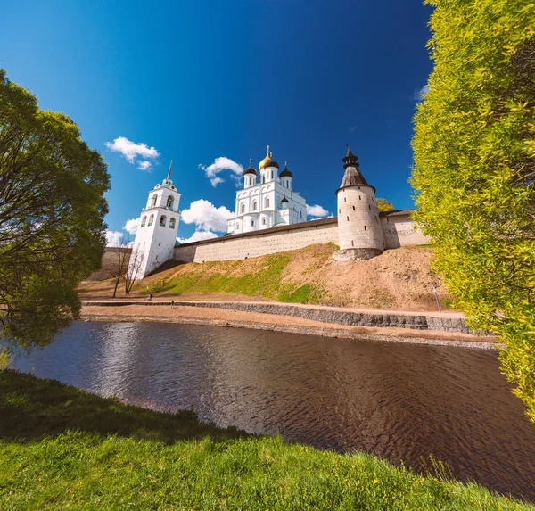 Pskov kilise ve kremlin mavi bulutlu gökyüzü ile — Stok fotoğraf
