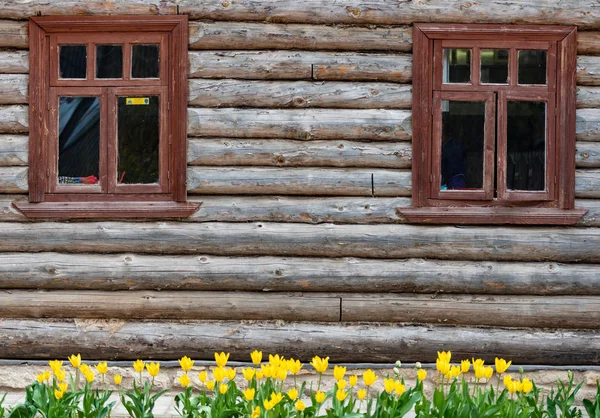 Donker oud hout log muur van huis — Stockfoto