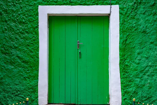 Puertas antiguas de entrada a la iglesia en Rusia, Europa . — Foto de Stock