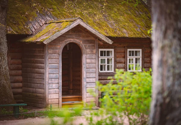 Vchod starý dřevěný dům v Rusku — Stock fotografie