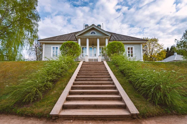 Grand escalier à l'ancienne maison de maître en Russie — Photo