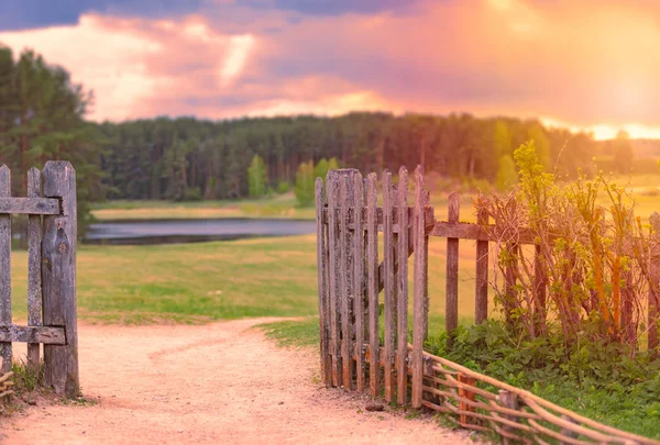 Himmel bei Sonnenuntergang mit Wolken über Wald und Fluss. — Stockfoto