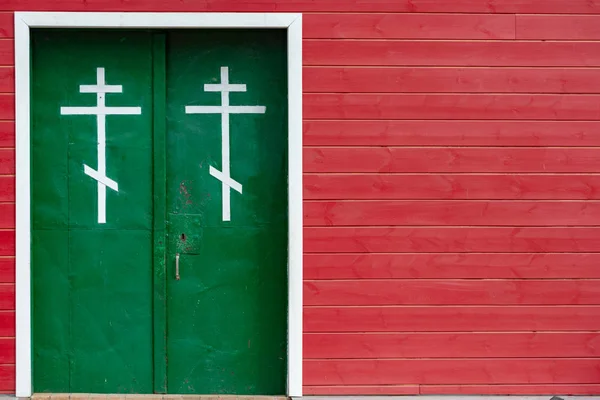 Oude kerk buitendeuren in Rusland, Europa. — Stockfoto