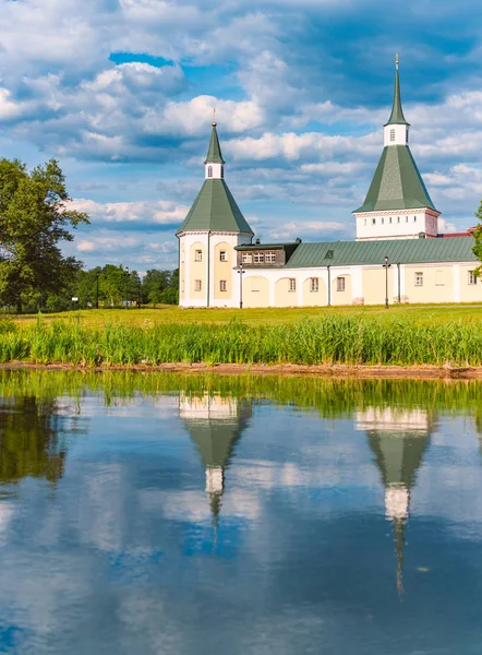 Mur du monastère et tours sur la rive du lac — Photo