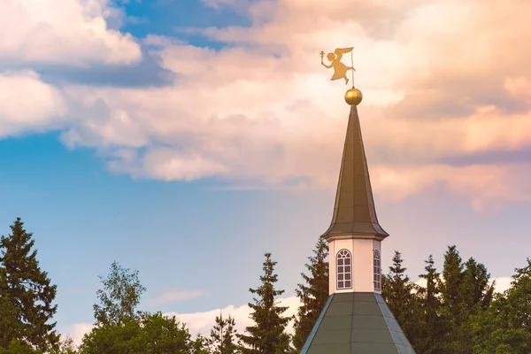 俄罗斯教堂塔顶的风向标 — 图库照片