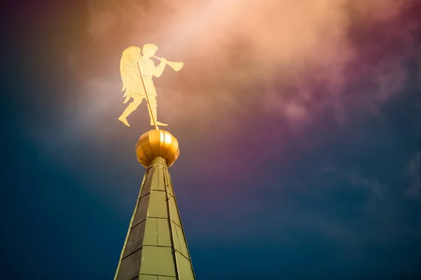 Windvane no topo da torre da igreja na Rússia — Fotografia de Stock