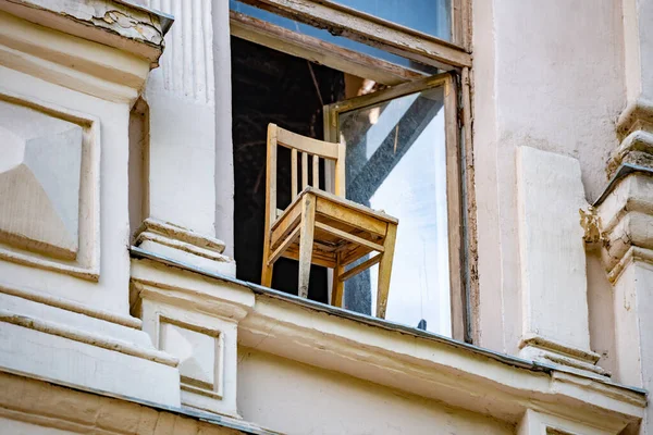 Ancienne chaise en bois dans la fenêtre de la maison à Vyborg — Photo