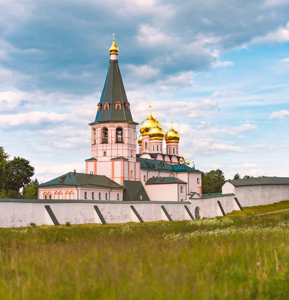 Монастырь с колокольней и церковными куполами — стоковое фото