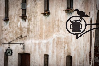 Rusya 'daki Vyborg şatosunun avlusundaki eski taverna.