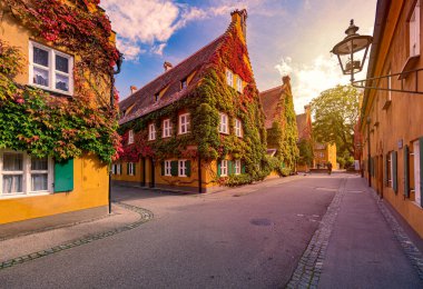 Fuggerei, dünyanın en eski sosyal konut kompleksi. Almanya 'nın Bavyera eyaletinde yer alan Augsburg şehrinde yer almaktadır.