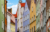 Blick auf alte Stadtstraße mit traditioneller Architektur von Landsberg am Lech, Bayern, Deutschland, Europa