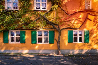 Fuggerei, dünyanın en eski sosyal konut kompleksi. Almanya 'nın Bavyera eyaletinde yer alan Augsburg şehrinde yer almaktadır.