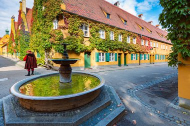 Fuggerei, dünyanın en eski sosyal konut kompleksi. Almanya 'nın Bavyera eyaletinde yer alan Augsburg şehrinde yer almaktadır.