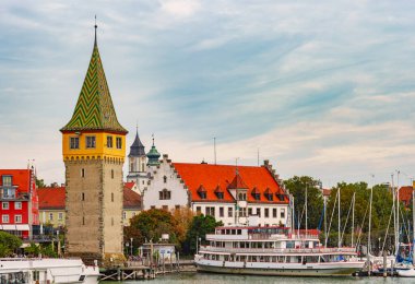 Lindau 'daki Mangturm Kulesi, Bavyera, Almanya, Avrupa. Arka planda mavi bulutlu gökyüzü olan güzel eski mimari.