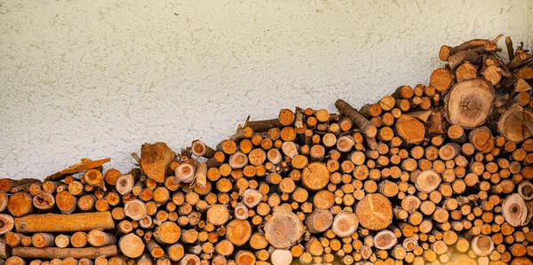 Een Stapel Houtblokken Voorbereiding Van Brandhout Voor Winter Stapel Gehakt — Stockfoto