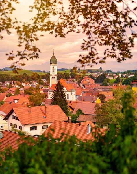 Piękna Przytulna Mała Bawarska Wioska Niemczech Europie Kościół Domy Pierwszym — Zdjęcie stockowe