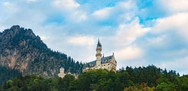 Dünyaca ünlü Neuschwanstein Şatosu 'nun güzel manzarası, Kral II. Ludwig için inşa edilen 19. yüzyıl Romanesk Diriliş Sarayı Fussen, güneybatı Bavyera, Almanya, Avrupa yakınlarındaki engebeli bir uçurum üzerinde