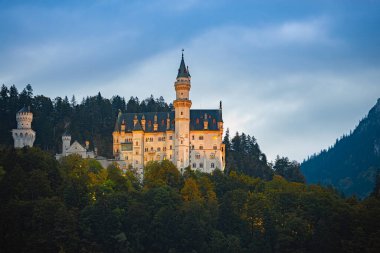 Dünyaca ünlü Neuschwanstein Şatosu 'nun güzel manzarası, Kral II. Ludwig için inşa edilen 19. yüzyıl Romanesk Diriliş Sarayı Fussen, güneybatı Bavyera, Almanya, Avrupa yakınlarındaki engebeli bir uçurum üzerinde