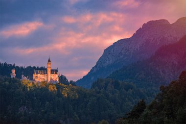 Dünyaca ünlü Neuschwanstein Şatosu 'nun güzel manzarası, Kral II. Ludwig için inşa edilen 19. yüzyıl Romanesk Diriliş Sarayı Fussen, güneybatı Bavyera, Almanya, Avrupa yakınlarındaki engebeli bir uçurum üzerinde