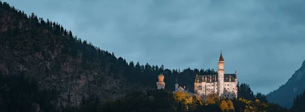 世界的に有名なノイシュヴァンシュタイン城の美しい景色 19世紀のロマネスク様式の復興宮殿は ドイツ バイエルン州南西部 ヨーロッパのフッセン近くの険しい崖の上にルートヴィヒ2世のために建てられました — ストック写真