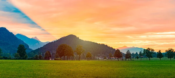 Bavyera Daki Dağlar Almanya Avrupa Planda Çayır Arka Planda Bulutlu — Stok fotoğraf