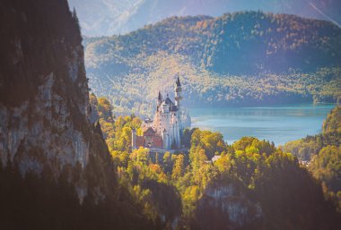 Dünyaca ünlü Neuschwanstein Şatosu 'nun güzel manzarası, Kral II. Ludwig için inşa edilen 19. yüzyıl Romanesk Diriliş Sarayı Fussen, güneybatı Bavyera, Almanya, Avrupa yakınlarındaki engebeli bir uçurum üzerinde