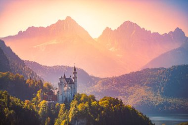 Dünyaca ünlü Neuschwanstein Şatosu 'nun güzel manzarası, Kral II. Ludwig için inşa edilen 19. yüzyıl Romanesk Diriliş Sarayı Fussen, güneybatı Bavyera, Almanya, Avrupa yakınlarındaki engebeli bir uçurum üzerinde