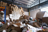 Rozmazaný obraz špatně organizovaného skladu se spoustou špinavých zásob a krabic