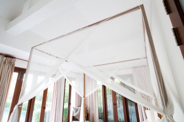 Sıcak, beyaz bir odada cibinlik.