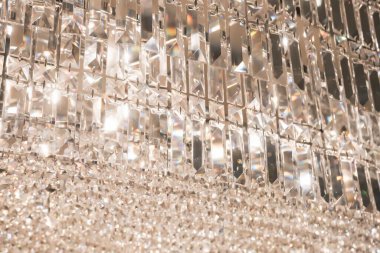 Bokeh arkaplanlı avize üzerindeki kristalin resmini kapat