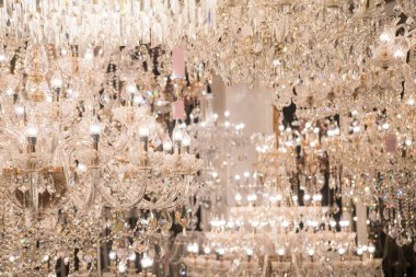 Bokeh arkaplanlı avize üzerindeki kristalin resmini kapat