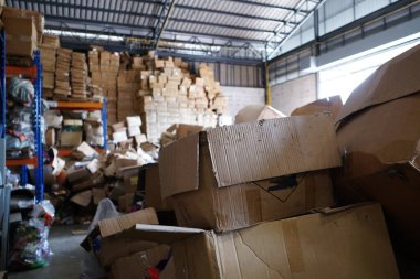 Kötü organize edilmiş deponun bulanık görüntüsü. Bir sürü karışık stoklar ve kutular var.