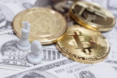 Amerikan dolarları üzerinde bitcoin olan satranç taşları arka plan, kavramsal fotoğrafçılık, para oyunu