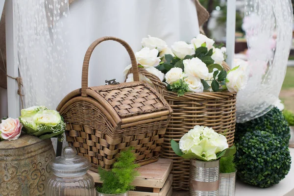 Dekorativ Träkorg Med Blommor För Bröllop Catering Dekoration — Stockfoto