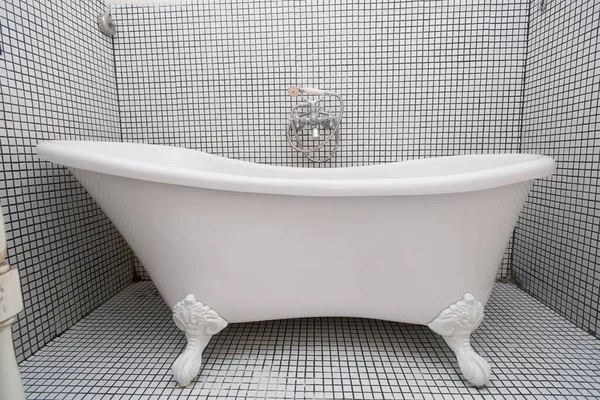 Vintage Shower Bath Tub Colonial Interior Style Bathroom — Stock Photo, Image