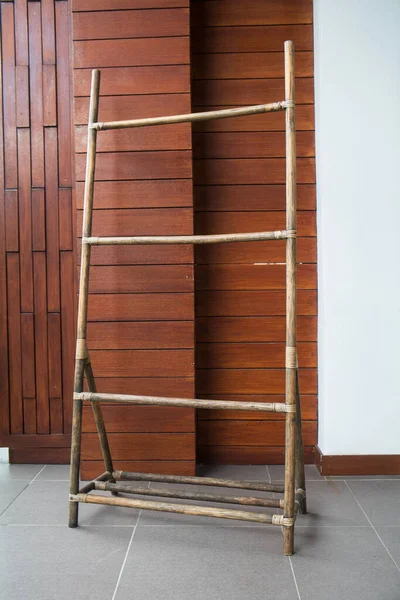 Bambuskleider Hängen Auf Einem Hotelbalkon — Stockfoto
