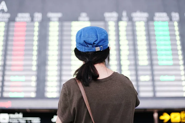 Turista Mirando Tabla Horarios Vuelos Detalles Junta Aeropuerto —  Fotos de Stock