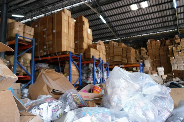Kötü organize edilmiş deponun bulanık görüntüsü. Bir sürü karışık stoklar ve kutular var.