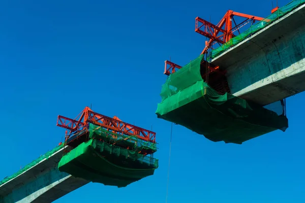 Construção Ponte Passagem Concreto Processo Passagem Com Fundo Céu Azul — Fotografia de Stock