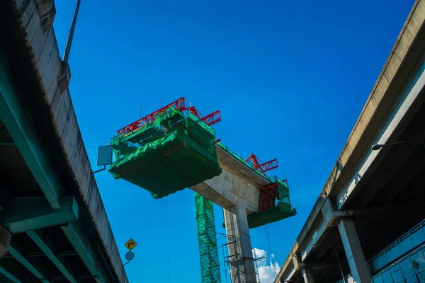 Construção Ponte Passagem Concreto Processo Passagem Com Fundo Céu Azul — Fotografia de Stock