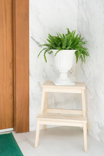 Bílá Klasická Váza Pro Rostliny Čisté Dřevěné Schodišťové Stoličce Před — Stock fotografie