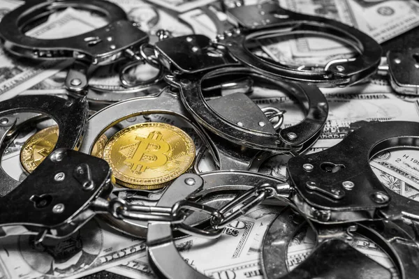 Elleri kelepçeli bitcoin. Mali dolandırıcılığın kavramsal fotoğrafçılığı