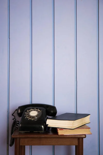 Antiguo Teléfono Negro Vintage Por Libros Clásicos — Foto de Stock