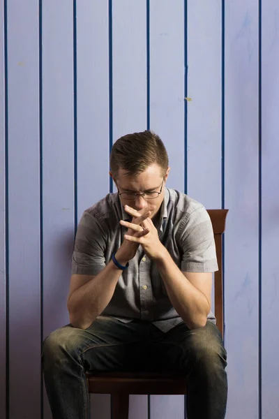 Stressvolle Man Zittend Kamer Met Blauwe Pastelwand — Stockfoto