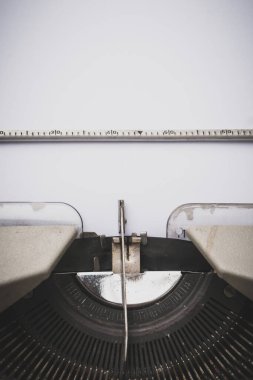 Boş kağıda yazı yazan eski daktilonun fotoğrafçılığını kapat, metin için boşluk