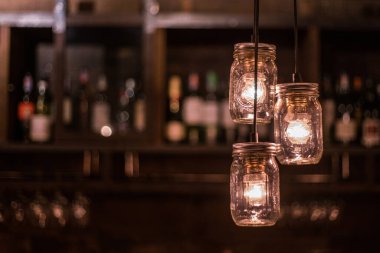 Gece kulübünde kavanozlarda asılı klasik DIY ampulü.